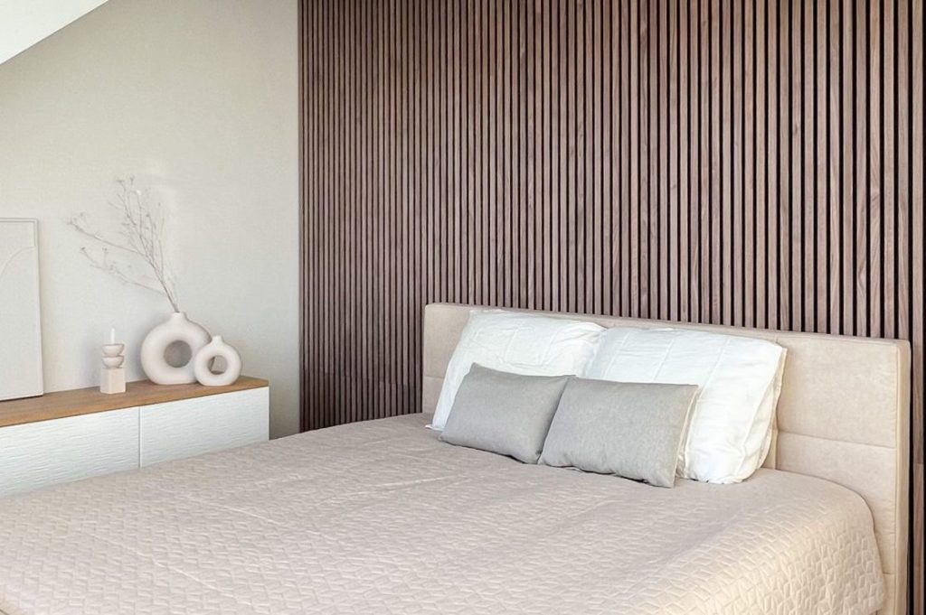 akupanel in bedroom